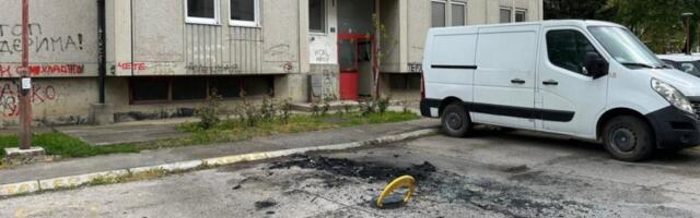 PROBUDIO NAS STRAŠAN ZVUK I ZATEKAO JEZIV PRIZOR: Zapaljen luksuzni "BMW" džip ispred zgrade u Čačku (VIDEO)