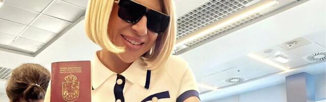 Jovana napušta Beograd! Spakovala kofere, pa se u miniću snimala kako izlazi iz stana "Kasnim na let"