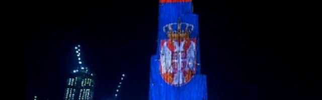Najviša zgrada na svetu u bojama srpske zastave (VIDEO)