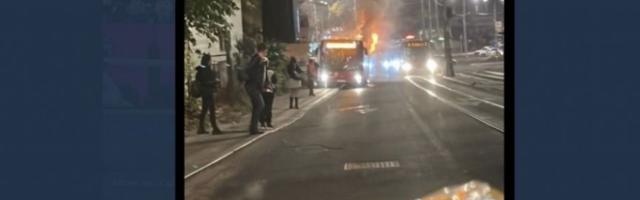 POŽAR NA AUTOKOMANDI: Zapalio se autobus u Vojvode Stepe, vatrogasci gase plamen! (FOTO+VIDEO)