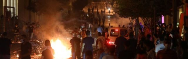 KAMENICE I SUZAVAC U BEJRUTU! Sukob policije i građana tokom antivladinih protesta nakon stravične eksplozije! (FOTO/VIDEO)