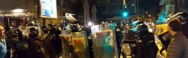 Neredi u Novom Sadu: Žandarmerija čuva šlep-službu, građani prate Jaćimovićev autobus kroz grad