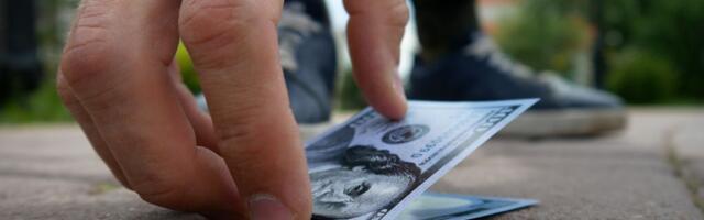 Našao papir u kojem su bile umotane pare i dva broja: Usledio je poziv koji je ostavio sve bez reči