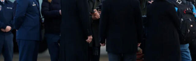 Радник Форда који је добацивао Трампу задржао посао, без дисциплинских мера