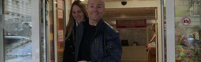 OKITIO TAMBURAŠE ISPRED NARODNOG FRONTA: Aca Sofronijević došao u porodilište po Kosanu i ćerkicu Taru! Uz pesmu ih odveo kući! PUCA OD PONOSA! (FOTO)