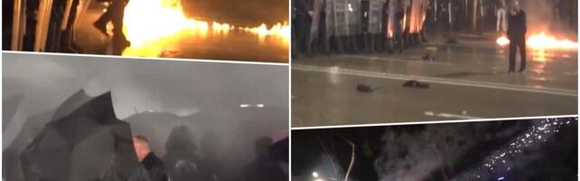OPSADNO STANJE NA ULICAMA TIRANE! Haos pred zgradom vlade, demonstranti bacali Molotovljeve koktele, policija ih rasterivala vodenim topom i suzavcem (VIDEO)