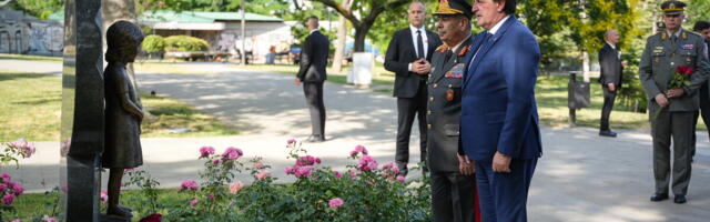 Ministri Gašić i Hasanov položili vence na Tašmajdanu: Odana počast Alijevu, Paviću i deci žrtvama NATO agresije (FOTO)