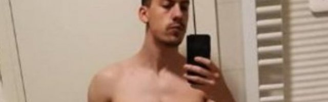 (ŠOK FOTKA) BAKA PRASE POTPUNO GO - Uzor mnogim mladima NAPRAVIO SELFI! Genitalije PREKRIO OVIM!