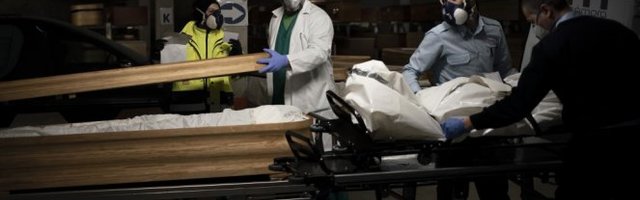 (FOTO) GARAŽA PUNA LEŠEVA! Potresni prizori iz Španije i dalje obilaze svet!