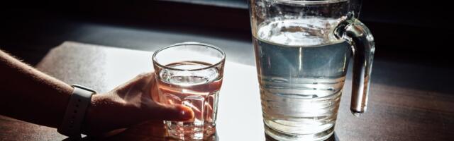 4 čudna znaka koji otkrivaju da bi trebalo da pijete više vode