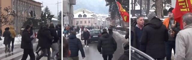 "Audijem" probio blokadu, građani krenuli na njega (VIDEO)