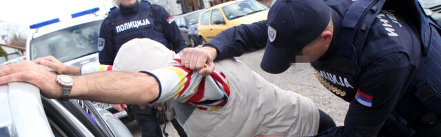 SRPOM JURIO LJUDE PO ULICI, PA ZAVRŠIO IZA REŠETAKA! Uhapšen muškarac iz Prokuplja