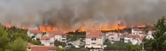 Drama kod Šibenika: Grom izazvao ogroman požar (VIDEO)