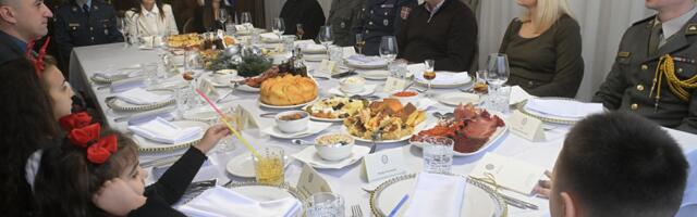 Ministar Gašić na božićnom ručku ugostio sedmočlanu porodicu pripadnika Vojske Srbije: "Porodica je temelj našeg društva i snaga Vojske Srbije" FOTO