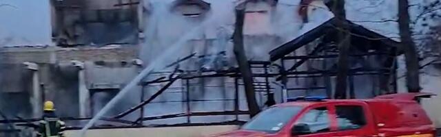 VIDEO: Izgoreo restoran na Paliću, u gašenju učestvovalo 18 vatrogasaca