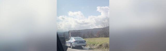 Kilometarska kolona policije blizu ulaza u Novi Pazar