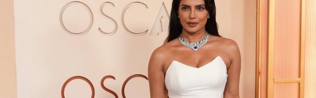 Prijanka Čopra blista u belom na dodeli Oskara: Dekolte puca, glumica grmi u uskoj haljini (FOTO)
