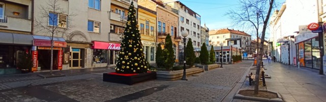 (FOTO) Kragujevac – grad duhova: Puste ulice kao u karantinu