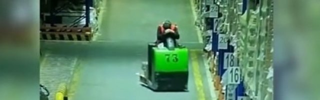 PUKOM SREĆOM IZBEGAO SMRT! Zaspao za mašinom i udario u raf, SVE JE POČELO DA SE RUŠI! (VIDEO)