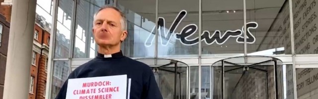 Sveštenik zašio usta koncem u znak protesta zbog poricanja klimatskih promena
