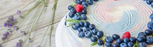 Lavanda torta sa borovnicama je praznik za sva čula
