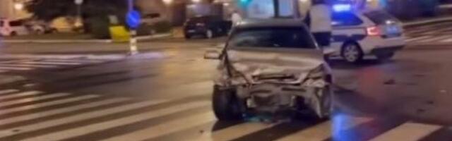 Krš i lom u Kragujevcu: Žestok sudar dva automobila, delovi rasuti po celoj raskrsnici (VIDEO)