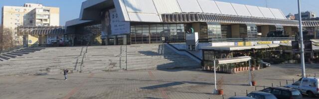 Sastanak direktora osnovnih škola u Spensu, roditelji protestuju ispred (FOTO/VIDEO)