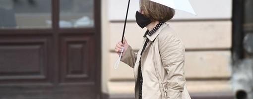 Sutra oblačno, mestimično slaba kiša