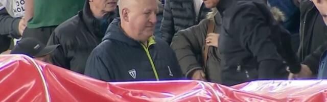 Trener Šefilda isključen jer je napucao navijača loptom (VIDEO)