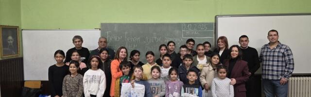 Poklon za znanje i dostojanstvo: Đacima u Paragama uručen školski pribor