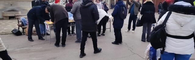 „Raspiši pobedu“ u Nišu, veliki odziv građana na studentsku akciju potpisivanja peticije za vanredne izbore