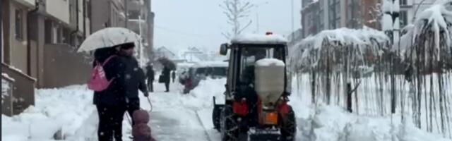 Ko je brži: Komunalci čiste, ali sneg se ne šali (VIDEO)