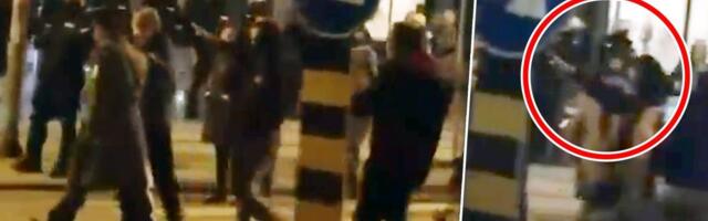 Blokaderi napali srpskog oficira: Ovo je jedna od najjezivijih scena u istoriji moderne Srbije - podizali ruku u "Zig Hajl"