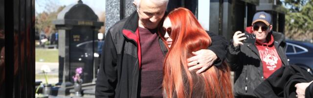 ĆERKI SAŠE POPOVIĆA NA POMENU ČOVEK URUČIO MISTERIOZNO PISMO: Evo šta je SAZNALA, ne ispušta kovertu iz ruku