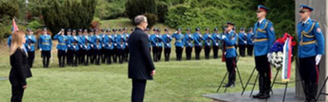 "SIMBOL BOLA I OBAVEZA NA TRAJNO SEĆANJE": Macut položio venac u Spomen-parku Jajinci