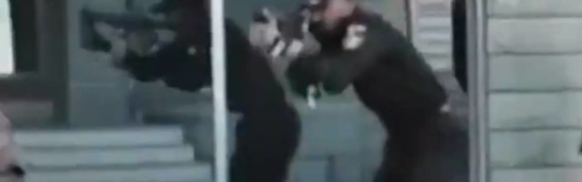 Policajci koji vežbaju kako da na rolerima hvataju kriminalce je najmešnije što ćete videti danas