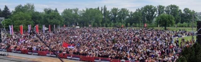 HILjADE LjUDI ISPRED PALATE SRBIJA: Veliki broj građana došao da pozdravi Si Đinpinga