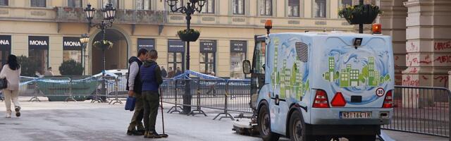 FOTO, VIDEO Sređivanje Trga slobode nakon protesta: Uklanjaju se natpisi s pločnika, menja se staklo