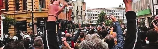 Mladić pretučen nakon završetka protesta pristalica i protivnika SNS