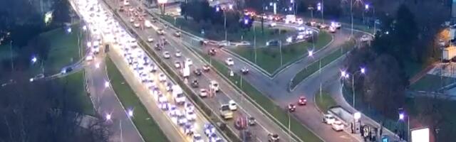 (FOTO) POPODNEVNI ŠPIC POČEO JOŠ U 1 SAT! NE VIDI SE RAZMAK IZMEĐU AUTOMOBILA Na ovim saobraćajnicama sve stoji, evo gde je najkritičnije
