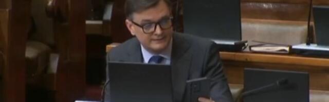 NIJE MILENKO JAPANAC: Hit scena u Skupštini - Jovanov sriče na engleskom (VIDEO)