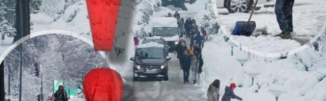 BLOKIRAN SAOBRAĆAJ, DRVEĆE PADA PO PUTEVIMA! U Srbiji kompletni haos, sneg napravio kompletnu katastrofu! (FOTO, VIDEO)