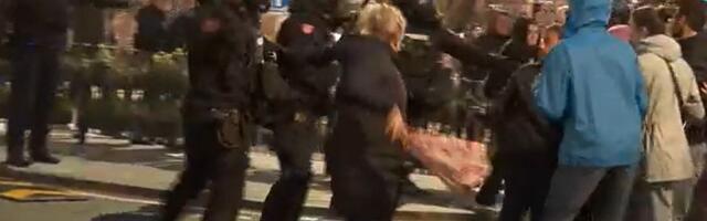 VIDEO Pendrečenje golorukih starijih ljudi i studenata ispred Rektorata: Kada policija sme da primeni silu?
