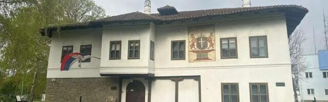 SKRIVENI DRŽAVNI SIMBOL U SRCU ČAČKA! Malo ko zna da se na konaku Obrenovića i danas vidi izvorni grb slavne dinastije (FOTO)