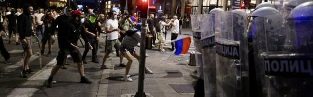 SRAMOTA! Stranci se uhvatili pod ruku sa blokaderima - udarili po predsedniku Srbije! (VIDEO)