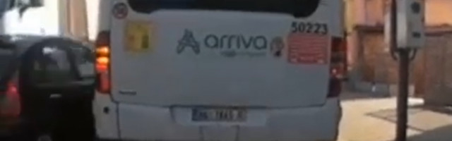 KUDA, BRE, MAJSTORE! Samo pukom srećom u saobraćaki u Kragujevcu niko nije nastradao! KAMION BACAUTOMOBIL NA AUTOBUS! (VIDEO)