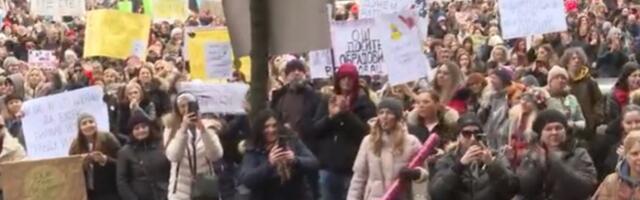 "Obustava, obustava!": Prosvetari poručili da stanje nije redovno (FOTO)