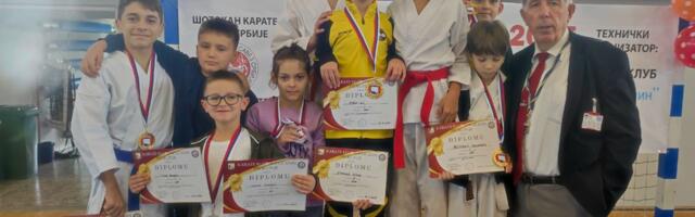 Deset odličja za vranjske karatiste u Prokuplju