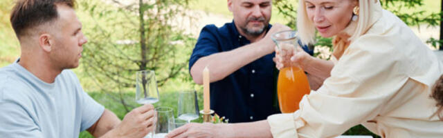Научници откривају како заједнички оброци мењају наш мозак, односе и срећу