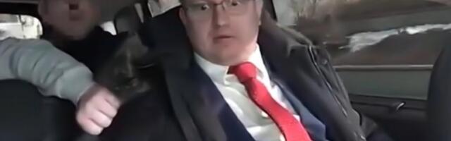 AGENTI GA STRPALI U KOMBI I OPTUŽILI ZA IZDAJU: Isplivao jeziv snimak privođenja diplomate na ulici! (VIDEO)